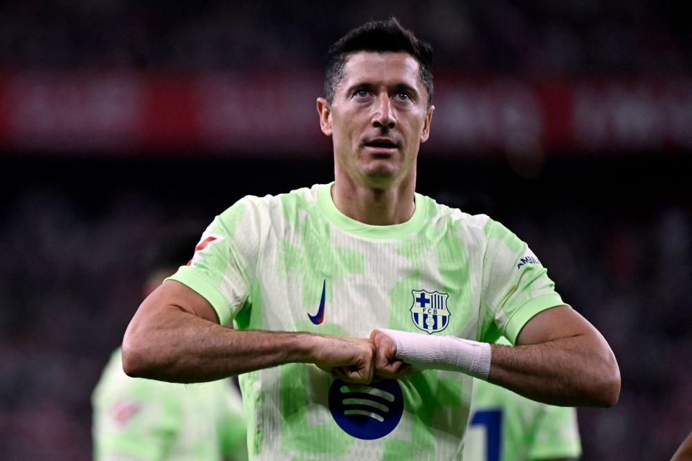 梅西一年造进球74个！三大MVP！快踢满全场还能边线一过四！